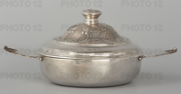Écuelle by Louis I Dulaurier, goldsmith. Tableware element: body in the form of a smooth circular bowl with two horizontal handles ending in shells. Arched cover decorated with racailles and a grid, with a handle bearing a relief male bust in a laurel wreath. Engraved on both parts with a coat of arms under the count's crown (three-field: right, a tower on a rock on an azure field; left, two bulls on a gold field; above, three stars on a blue field). Dated 1690, 1760–1761, Toulouse. Vessel, H. 13 cm; W. 28.8 cm; D. 17.2 cm.