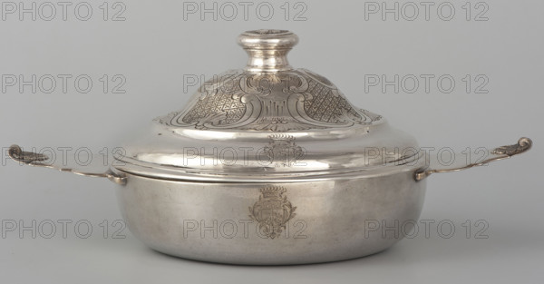 Écuelle by Louis I Dulaurier, goldsmith; tableware element. Body in the form of a smooth, circular bowl with two horizontal handles ending in shells. The cover is arched, decorated with racailles and a grid, with a handle bearing a relief male bust in a laurel wreath. Engraved on both parts is a coat of arms under a count's crown (three-field: on the right, a tower on a rock on an azure field; on the left, two bulls on a gold field; above, three stars on a blue field). Dates: 1690, 1760–1761. Vessel, height 13 cm, width 28.8 cm, depth 17.2 cm.
