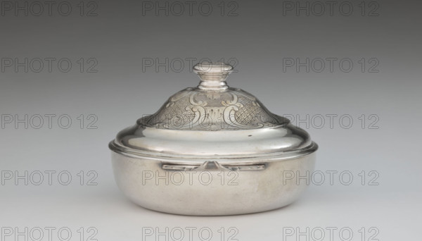 Écuelle by Louis I Dulaurier, goldsmith; tableware element. Body in the form of a smooth, circular bowl with two horizontal handles ending in shells. The cover is arched, decorated with racailles and a grid, with a handle bearing a relief male bust in a laurel wreath. Engraved on both parts is a coat of arms under a count's crown (three-field: on the right, a tower on a rock on an azure field; on the left, two bulls on a gold field; above, three stars on a blue field). Dated 1690; altered or repaired 1760–1761. Vessel. Height 13 cm, width 28.8 cm, depth 17.2 cm.