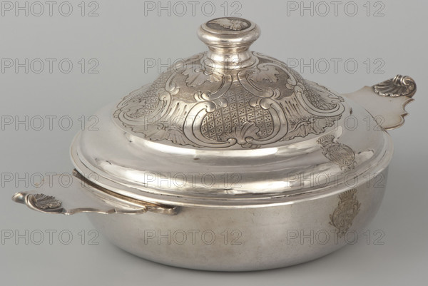 Écuelle by Louis I Dulaurier, goldsmith; tableware element. Body in the form of a smooth circular bowl with two horizontal handles ending in shells. Arched cover decorated with racailles and a grid, with a handle bearing a relief male bust in a laurel wreath. Engraved on both parts with a coat of arms under a count's crown (three-field: right, a tower on a rock on an azure field; left, two bulls on a gold field; above, three stars on a blue field). Dated 1690, 1760–1761. Toulouse. Vessel: height 13 cm, width 28.8 cm, depth 17.2 cm.