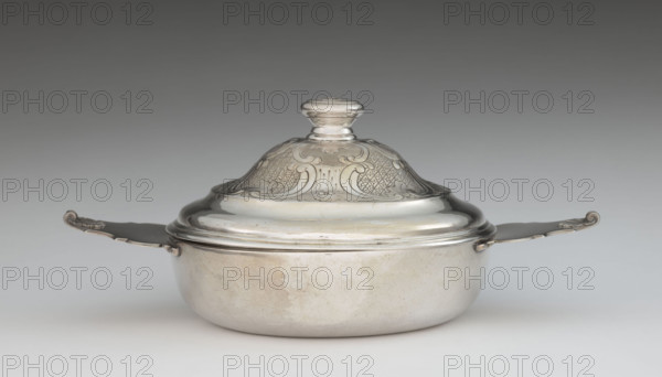Écuelle by Louis I Dulaurier, goldsmith; tableware. Body in the form of a smooth, circular bowl with two horizontal handles ending in shells. Arched cover decorated with racailles and a grid, with a handle bearing a relief male bust in a laurel wreath. Engraved on both parts is a coat of arms under a count's crown (three-field: right, a tower on a rock on an azure field; left, two bulls on a gold field; above, three stars on a blue field). Dated 1690; altered or reworked 1760–1761. Toulouse. Vessel; height 13 cm, width 28.8 cm, depth 17.2 cm.