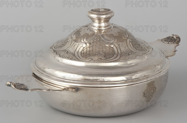 Écuelle by Louis I Dulaurier, goldsmith; tableware. Body in the form of a smooth, circular bowl with two horizontal handles ending in shells. The cover is arched, decorated with racailles and a grid, with a handle bearing a relief male bust in a laurel wreath. Engraved on both parts is a coat of arms under a count's crown (three-field: on the right, a tower on a rock against an azure field; on the left, two bulls in a gold field; above, three stars in a blue field). Dated 1690, 1760–1761. Vessel; height 13 cm, width 28.8 cm, depth 17.2 cm.