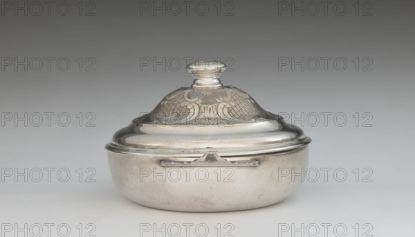 Écuelle by Louis I Dulaurier, goldsmith; tableware element. Body in the form of a smooth, circular bowl with two horizontal handles ending in shells. The cover is arched, decorated with racailles and a grid, with a handle bearing a relief male bust in a laurel wreath. Engraved on both parts is a coat of arms under the count's crown (three-field: on the right, a tower on a rock against an azure background; on the left, two bulls in a gold field; above, three stars in a blue field). Dated 1690 and 1760–1761, Toulouse. Vessel: height 13 cm, width 28.8 cm, depth 17.2 cm.