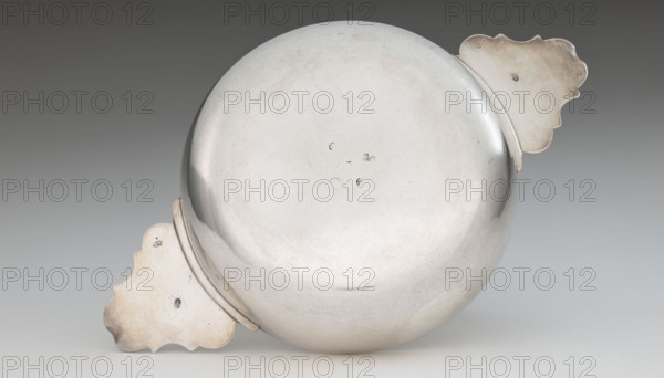 Écuelle by Louis I Dulaurier, goldsmith; tableware. Body in the form of a smooth circular bowl with two horizontal handles ending in shells. Arched cover decorated with racailles and a grid, with a handle bearing a relief male bust in a laurel wreath. Engraved on both parts is a coat of arms under the count's crown (three-field: on the right, a tower on a rock on an azure field; on the left, two bulls on a gold field; above, three stars on a blue field). Dated 1690; 1760–1761. Toulouse. Vessel dimensions: height 13 cm, width 28.8 cm, depth 17.2 cm.