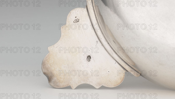 Écuelle by Louis I Dulaurier, goldsmith; tableware element. Body in the form of a smooth, circular bowl with two horizontal handles ending in shells. Cover arched, decorated with racailles and a grid, with a handle bearing a relief male bust in a laurel wreath. Engraved on both parts is a coat of arms under a count's crown (three-field: on the right, a tower on a rock on an azure field; on the left, two bulls on a gold field; above, three stars on a blue field). Dated 1690, modified 1760–1761. Toulouse. Vessel; height 13 cm, width 28.8 cm, depth 17.2 cm.