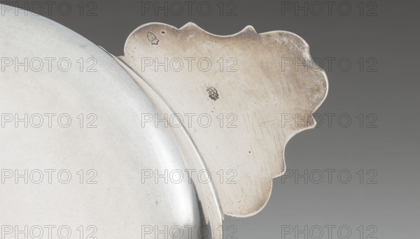 Écuelle by Louis I Dulaurier, goldsmith; tableware element. Body in the form of a smooth, circular bowl with two horizontal handles ending in shells. The cover is arched, decorated with racailles and a grid, with a handle bearing a relief male bust in a laurel wreath. Engraved on both parts is a coat of arms under the count's crown (three-field: on the right, a tower on a rock against a blue background — azure; on the left, two bulls in a gold field; above, three stars in a blue field). Dates: 1690; 1760–1761. Toulouse. Vessel dimensions: height 13 cm, width 28.8 cm, depth 17.2 cm.