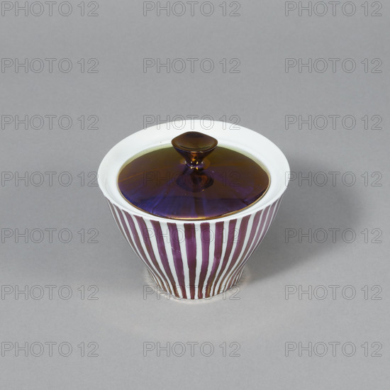 Sugar bowl from the 'Carry' coffee set, Cmielów SA Porcelain and Ceramic Products Factory (1920–1939; 1946–1951), manufacturer, Potacki, Wincenty (1904–2001), Polish porcelain, style 1955–1965, colored porcelain, 1960–1962, Cmielów, vessel, height 8 cm, diameter 13 cm