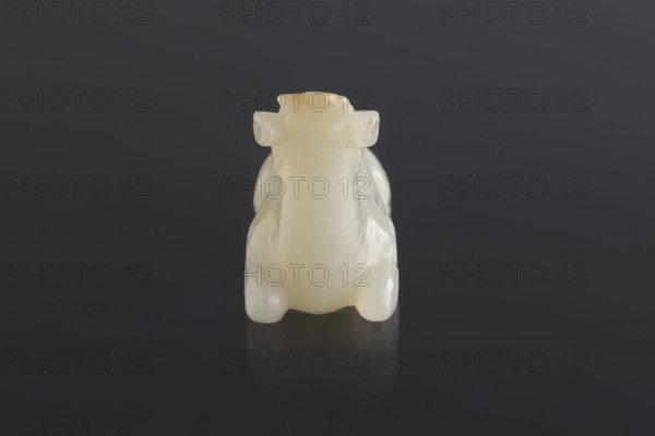Deer paperweight by Fyodor Vasilyevich Rubiec-Masalski (1865-1920?), Chinese, Qing (1644-1911) style, 18th–19th century. Subject: deer, animals, immortals; function: paperweight, writing instrument accessory; form: figurine/sculpture; materials: (Chinese art). Dimensions: height 5.7 cm, width 4.1 cm.