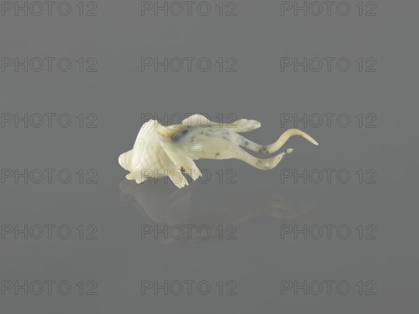 Fish-shaped paperweight; subject: fish; culture: Chinese; period: Qing dynasty (1644–1911), 19th century; material: paperweight (paper?); decoration; dimensions: height 3.5 cm, width 11.0 cm, depth 6.5 cm