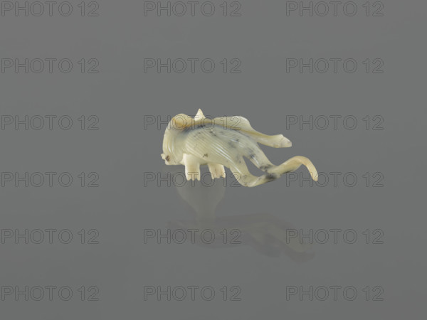 Fish-shaped paperweight; subject: fish; culture: Chinese; period: Qing (1644–1911), 19th century; material: paperweight (paperweight object) / decorative object; function: paperweight; decoration noted; dimensions: height 3.5 cm, width 11.0 cm, depth 6.5 cm