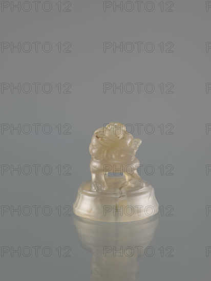 Ding-type incense burner with cover featuring lions and fo; ceremonial vessel; Chinese art; 20th century, China; decorative vessel; height 12.0 cm, width 11.0 cm, depth 7.5 cm