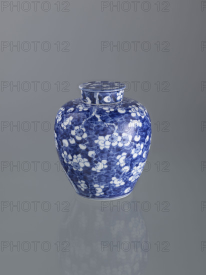 Ginger vessel with lid; Chinese; Qing dynasty (1644–1911); spice vessel; decorative vessel; cracked ice ornament; plum trees; 19th century; China; vessel; height 17.5 cm; width 14.0 cm WQXBCFS