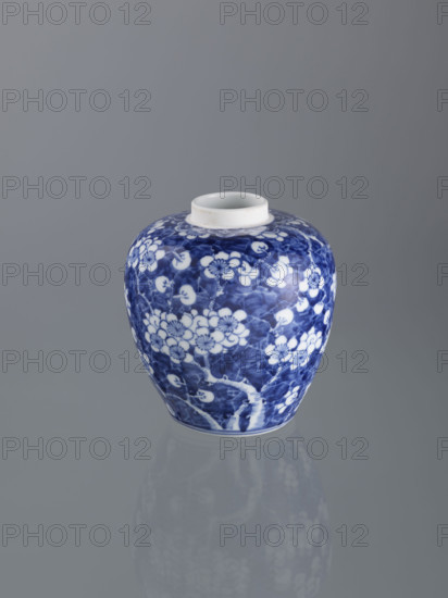 Ginger vessel with lid, Chinese, Qing (1644–1911), spice vessel, decorative vessel, cracked-ice ornament, plum trees, 19th century, China; height 17.5 cm, width 14.0 cm.
