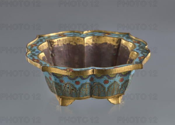 Bowl, maker: Fyodor Vasilyevich Rubiec-Masalski (1865-1920?), Chinese, maker: Jerzy Tulisov (1943- ), Qing (1644-1911) style, cloisonné enamel with cracked ice and floral/plant ornaments including banana plants, leaves and flower tendrils; censers; 19th century China; vessel; height 11.5 cm, width 4.0 cm