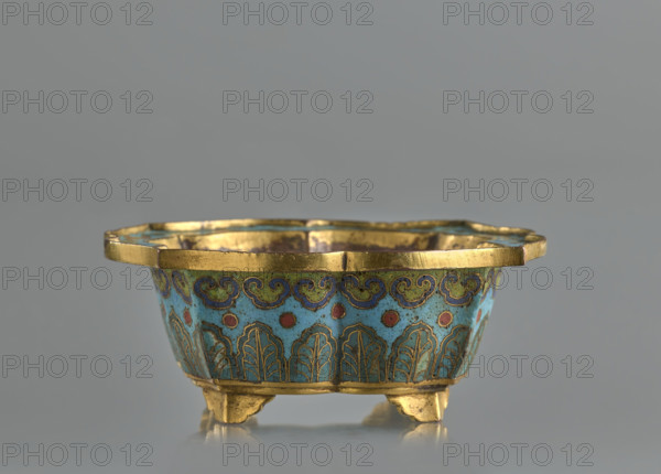Bowl, Fyodor Vasilyevich (1865-1920?), Chinese art, Chinese, Tulisov, Jerzy (1943- ), Qing (1644-1911), banana plants, leaves, Qing (style), cloisonné (enamel), cracked ice (ornament), floral (ornament), plant (ornament), flower tendril, censers, 19th century, China, vessel, height 11.5 cm, width 4.0 cm