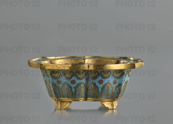 Bowl, Fyodor Vasilyevich Rubiec-Masalski (1865-1920?), Chinese art, Chinese, Jerzy Tulisov (1943- ), Qing (1644-1911), banana plants, leaves, Qing (style), cloisonné (enamel), cracked ice (ornament), floral (ornament), plant (ornament), flower tendril, censer, 19th century, China, vessel, height 11.5 cm, width 4.0 cm