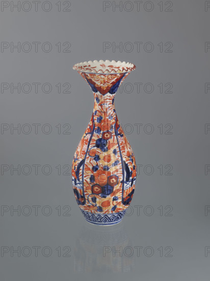 Vase with peonies and sakura, Imari style, Meiji period (1868–1912), decorated with phoenixes (hoo), floral and plant motifs; Japanese; vessel; height 38.0 cm, diameter 14.0 cm; 19th/20th century.