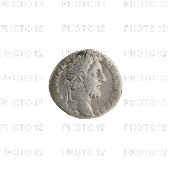 Denarius of Commodus (161–192), struck 192. Obverse: Head of Commodus in a laurel wreath facing right, legend 'L AEL AVREL CO - MM AVG P FEL.' Reverse: Victoria walking left, holding a wreath in her outstretched right hand and a palm branch in her left; star in left field, legend 'P M TR P XV, PV - III COS VII PP.' Bronze/argentum coin; Roman Empire (27 BC–476), Rome. Coin weight 2.92 g; diameter 16.5–17.0 mm; axis 180°.