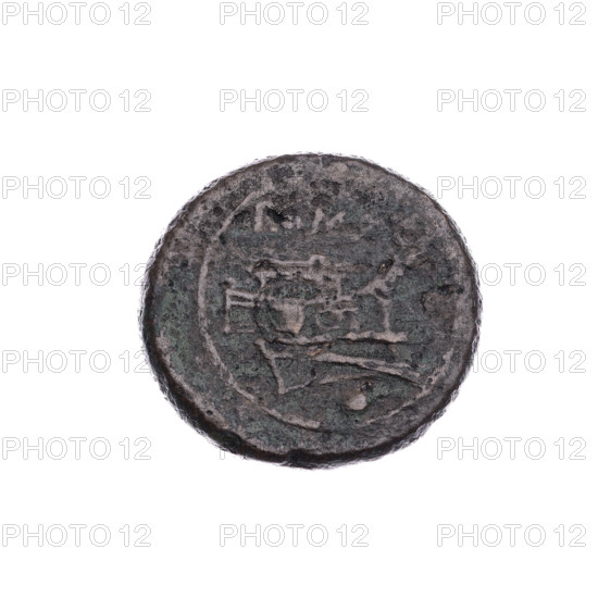 Obv. Head of Roma in an Attic helmet facing right; behind her the mark of value o. Pearl border. Rev. Ship's prow facing right; above the inscription R M; below the value mark o. Continuous border. 215–212 BC. Roman Republic. Rome. Coin. Diameter 22.5 mm; weight 6.72 g; axis 135°. Maker: Sabat, Bronislaw (1871–1953).