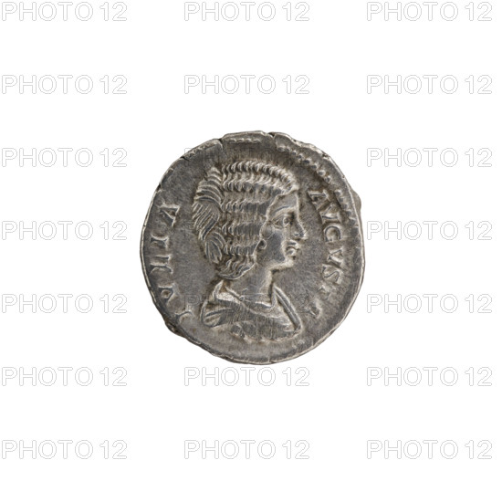 Denarius of Julia Domna (ca. 160–217). Obverse: IVLIA AVGVSTA — bust of Julia facing right with pearl rim. Reverse: CERERI FRVGIF — Ceres seated facing left, holding ears of grain in her right hand and a flaming torch in her left; pearl surround. Iconography: Ceres, ears of corn, torches. Bronze/metal coin, Roman Empire (Rome), ca. 198–209. Diameter: 17.0–18.0 mm; weight: 2.95 g; axis: 0°.