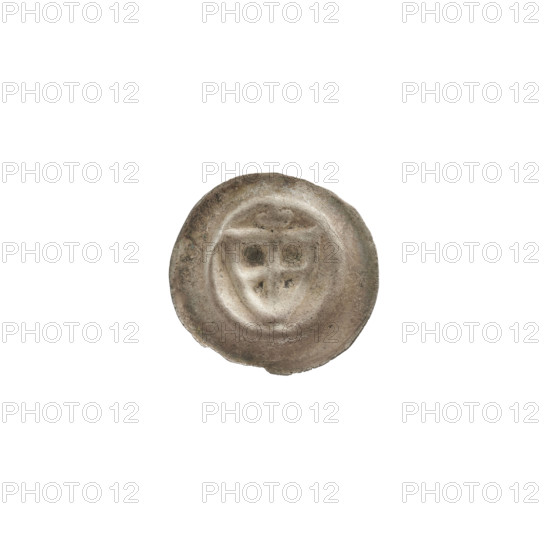 Denarius bracteate: one-sided coin depicting a triangular shield with a cross whose arms reach the edge; above the shield is a trefoil-shaped cross. Other motifs: shields, trefoil. Iconography: shield with cross I, triangular shield (iconographic), trefoil (iconographic), one-sided coins, Teutonic Knights (order). Date: ca. 1307/1308–ca. 1317/1318. Origin: State of the Teutonic Order (1226–1525). Medium: coin (one-sided). Diameter: 14.6 mm. Weight: 0.17 g.