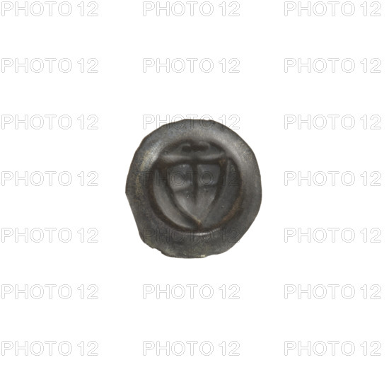 Denarius (bracteate), one-sided coin depicting a triangular shield with a cross whose arms reach the edge; above the shield a trefoil-shaped cross. Iconography: shield with a cross, trefoil. Attributed to the Teutonic Knights (Order). Dated ca. 1307/1308–ca. 1317/1318. Material: coin (bracteate). Diameter 14.2 mm; weight 0.22 g.