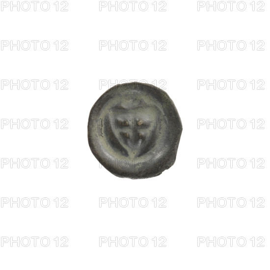Denarius (bracteate), one-sided coin depicting a triangular shield with a cross whose arms reach the edge; above the shield a trefoil-shaped cross; additional shield motifs; iconographic elements include shield with a cross I, trefoil, triangular shield. Maker: Teutonic Knights (Order). Date: ca. 1307/1308–ca. 1317/1318. State: State of the Teutonic Order (1226–1525). Materials/format: coin (bracteate), diameter 14.2 mm, weight 0.22 g.
