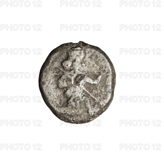 shekel (5th century BC), Darius II (424–405 BC), crowns, daggers, incusum (iconographic), Persia (place of creation), Achaemenids (Persian dynasty; 550–330 BC), Iran. Obv.: King Darius II wearing a crown, in a long robe, facing right, kneeling on his right knee (fighting), holding a dagger in his right hand and a bow in his left. Rev.: incusum. Coin: diameter 14.0–14.5 mm, weight 4.22 g.