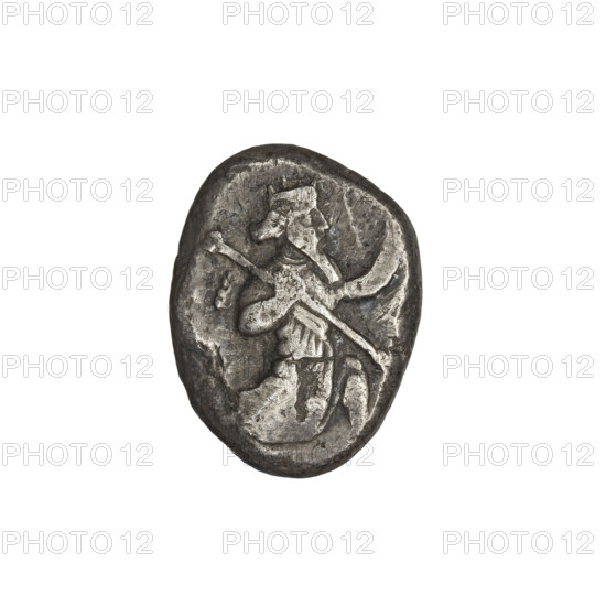 shekel (siglos), Darius I the Great (king of Persia; 522–486 BC), Xerxes I (king of Persia; 486–465 BC), crowns, incusum (iconographic), daggers, Persia, Persia (place of origin), Achaemenids (Persian dynasty; 550–330 aC), Iran, Obv.: King in a long robe, with a crown on his head, turned to the right, a bow in his right hand, a dagger in his left, a quiver on his back; Rev.: incusum, 485–470 BC, Persia, coin, coin: diameter 12.5 x 14.5 mm, weight 5.40 g