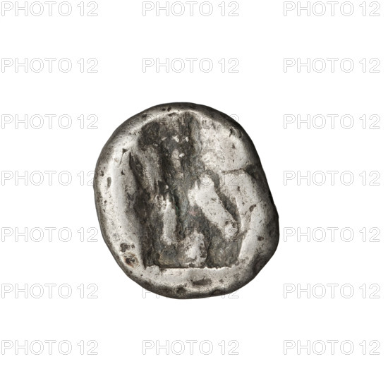 shekel (siglos) - subaerate, Artaxerxes III (359–338 BC), Artaxerxes II (404–358 BC), bows (arms), crowns, daggers, incusum (iconographic), Persia, Persia (place of creation), Achaemenids (Persian dynasty; 550–330 BC), Iran. Obv.: Artaxerxes in a long robe, with a crown on his head, turned to the right, fighting kneeling on his right knee. In his right hand he holds a dagger, in his left a bow. Rev.: incusum, 404–338 BC (for the original). Coin: diameter 3.5 x 15.5 mm, weight 4.40 g.