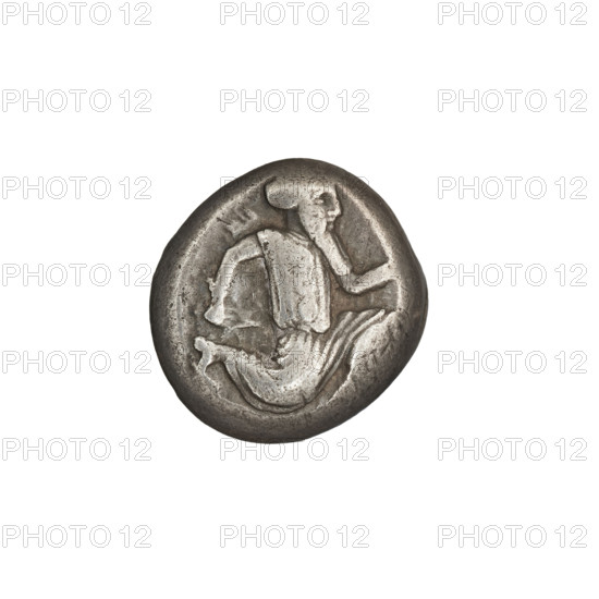Artaxerxes II (404–358 BC) / Artaxerxes III (359–338 BC). Coin, incusum, Persia (Achaemenid dynasty, 550–330 BC), Sardis, 404–338 BC. Obverse: The king in a long robe, wearing a crown, turned to the right, kneeling on his right knee; in his right hand a scepter and a dagger, in his left a bow, with a quiver on his shoulder. Reverse: incusum. Coin diameter 12.5 × 16.0 mm; weight 5.30 g.