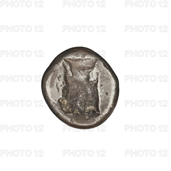 siglos, Artaxerxes II (404–358 BC), Artaxerxes III (359–338 BC), crowns, bows (armed), daggers, incusum (iconographic), Persia, Persia (place of origin), Achaemenids (Persian dynasty; 550–330 aC), Iran. Obv.: The king in a long robe, with a crown on his head, turned to the right, kneels on his right knee. In his right hand he holds a scepter and a dagger, in his left a bow, and a quiver on his shoulder. Rev.: incusum, 404–338 BC, Persia, Sardis, coin, coin: diameter 12.5 x 16.0 mm, weight 5.30 g