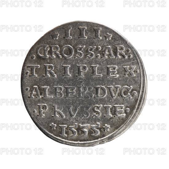 trojak, Decius, Jost Ludwik (fl. 1528-1535). Albrecht Hohenzollern (Prince of Prussia; 1490-1568) — iconography: male bust in armour, stars. Obv.: male bust in armour in profile turned to the right; short hair, beard with sideburns. Inscription around the rim: *ALBER DG MAR BRAN DVX PRVSS*; continuous border, floral motifs between the words. Rev.: in a double continuous border an inscription in six lines: *III*/.GROSS:AR:/.TRIPLEX./.ALBER:DVC./.PRVSSIE./*I535* (1535). Ducal Prussia (1525–1701), Königsberg. Coin; diameter 23.8 mm, weight 2.57 g, axis 170°.