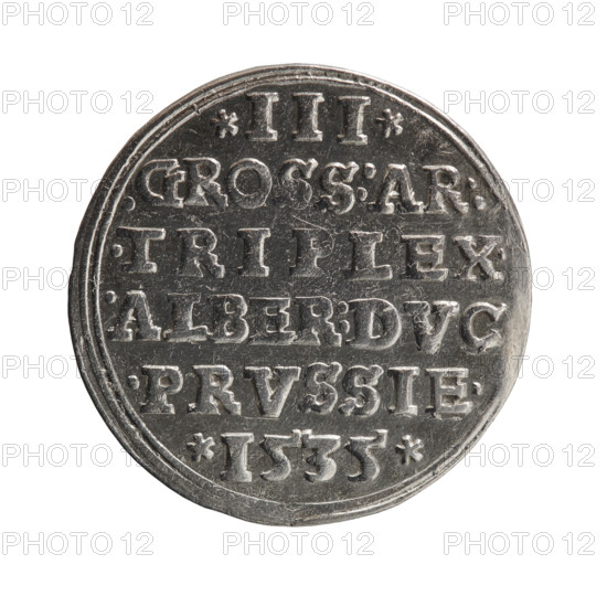Decius, Jost Ludwik (fl. 1528–1535). Albrecht Hohenzollern (Prince of Prussia; 1490–1568) — iconography: male busts in armour, stars. Obverse: male bust in armour in profile turned to the right; short hair, beard with sideburns. In the rim the inscription ALBER D, G MAR BRAN DVX PRVSSI; continuous border, double line, floral motifs between the words. Reverse: in a double continuous border an inscription in six lines III GROSS AR TRIPLEX ALBER DVC PRVSSIE 1535. 1535. Ducal Prussia (1525–1701), Königsberg. Coin; diameter 23.6 mm, weight 2.67 g, axis 90°.