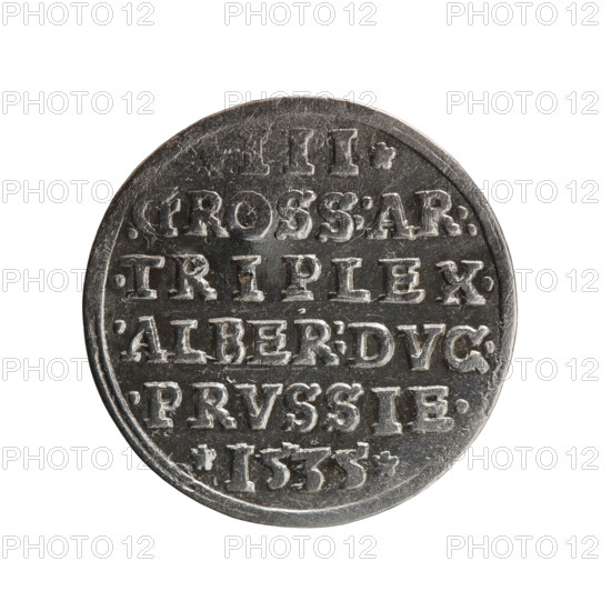 trojak, Decius, Jost Ludwik (fl. 1528-1535); male busts in armour, stars; Albrecht Hohenzollern (Prince of Prussia; 1490–1568) — iconography. Obverse: male bust in armour in profile turned to the right; short hair, beard with sideburns. In the rim the inscription *ALBER DG MAR BRAN DV, PRVSS*; continuous border, floral motifs between the words. Reverse: in the continuous border an inscription in six lines *III*/.GROSS:AR:/.TRIPLEX./.ALBER:DVC./.PRVSSIE./*I535*; date 1535. Ducal Prussia (1525–1701), Königsberg. Coin: diameter 23.2 mm, weight 2.52 g, axis 135°.