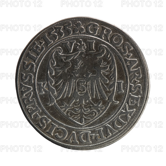 wieczorowy, Decjusz, Jost Ludwik (fl. 1528–1535); Albrecht Hohenzollern (Prince of Prussia; 1490–1568) — iconography: lily, eagles, male busts in armour, Hohenzollern coat of arms. Obverse: within a double beaded border, a male bust in armour in profile turned to the right; beard with sideburns. In the rim an inscription beginning with the Hohenzollern shield ALBERTVS DG MAR BRAN DVX PRVSSI, between the words plant motifs; continuous border. Reverse: shield topped with a lily; top and sides of the shield decorated with floral tendrils. In the shield a Prussian eagle with a crowned letter S on its breast. Above the shield, on the sides of the fleur-de-lis, the numerals VI; on the sides of the shield KI. In the rim, between the continuous borders, an inscription beginning with a floral motif GROS AR SEXDVP DVCIS PRVSSIE 1535, between the words floral motifs. 1535; Ducal Prussia (1525–1701), Königsberg; coin; diameter 29.0 mm; weight 5.17 g; axis 350°.