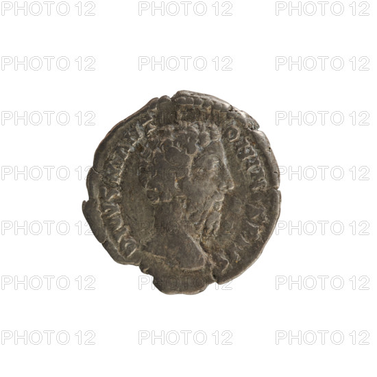 Denarius, posthumous issue for Marcus Aurelius (121–180) and Commodus (161–192). Obverse: Head of Marcus Aurelius, legend AW. DIVVS M ANTONIN PIVS, pearl border. Reverse: Eagle standing right, head turned left, on lightning bolt, legend CON, ATIO. Dated 180 CE. Roman Empire; Rome. Silver coin (denarius), weight 3.05 g, axis 180°.