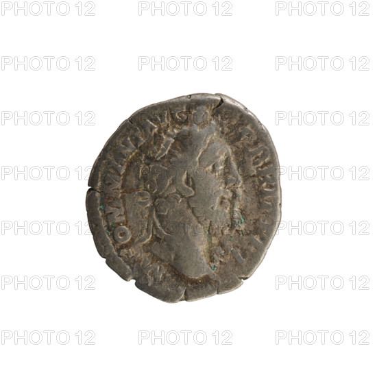 Denarius of Commodus (reigned 177–192). Obverse: laureate bust of the emperor right; pearl border; inscription M OMM AN AVG P BRIT FEL. Reverse: emperor standing on a platform facing left, scepter in hand, addressing three soldiers; inscription VII COS IIII PP and episode inscription ID EXERC (partly illegible). Roman, dated c. 184–185 CE. Silver coin; weight 3.08 g.
