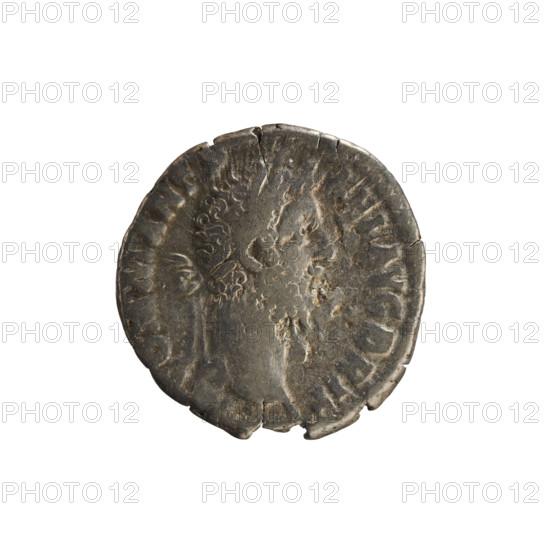 Denarius of Commodus (reigned 177–192 CE). Obverse: laureate, right-facing bust of the emperor; pearl border; legend M COMM ANT P FEL AVG BRIT. Reverse: Fortuna seated left, holding a horse’s bridle in her right hand and a cornucopia in her left; inscription FORTVNAE MANENTI (under the CV PP line); pearl border. Roman Empire, dated 186–189 CE. Silver coin, weight 2.63 g.