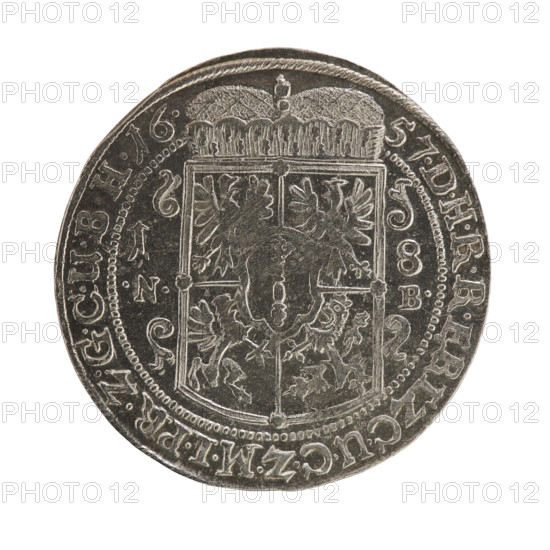 Noach Brettschneider, engraver; Jonasz Kazimierz Eulenburg, publisher. Obverse: male bust of Frederick William I Hohenzollern (Great Elector of Brandenburg; Duke of Prussia; 1620–1688) facing right in mitre and electoral mantle, holding a sceptre in his right hand with left resting on a sword hilt. The sceptre and the figure's head divide the inner border and the inscription; in the rim between the borders the inscription is divided by the lessee's sign 'FRID.WILH.VGGMAR - GR.ZU.BRANDE -'. Under the ducal mitre, a five-field coat of arms with ornaments; to the left of the shield the numerals '18'; below, on both sides of the shield, the engraver's mark 'N. - B.'. In the rim between the borders an inscription divided by the mitre 'DHRRERTZ.C.UC.ZMIPR.ZGCUBH16. - 57'. Date: 1657. Place: Ducal Prussia (1525–1701), Königsberg. Object: coin; diameter 30.6 mm; weight 6.77 g; axis 0°.