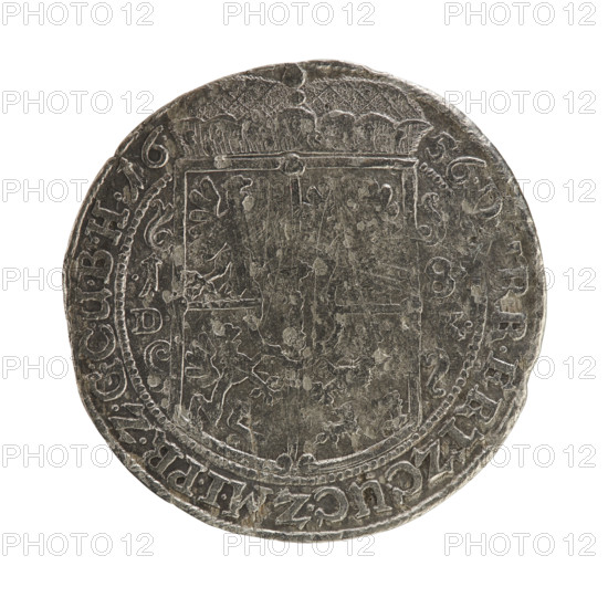 Obv. Bust facing right in mitre and electoral mantle. In the right hand a sceptre, the left resting on a sword hilt. The figure's head divides the inner border and the inscription. In the rim between the borders the inscription 'FRID.WILH.VGGMARG. RANDENB.' Below the ducal mitre a five-field coat of arms. On both sides of the shield numerals of the values 1–8. Below, the hallmark 'C'. On the rim between the borders, an inscription divided by a mitre 'DHRRERTZC.UCZMIPZGC.H.16-56'. Date: 1656. Subject: Frederick William I Hohenzollern (Great Elector of Brandenburg; Duke of Prussia; 1620–1688). Place/function: Ducal Prussia, Königsberg; coin. Coin: diameter 31.0 mm, weight 6.80 g, axis 0°.