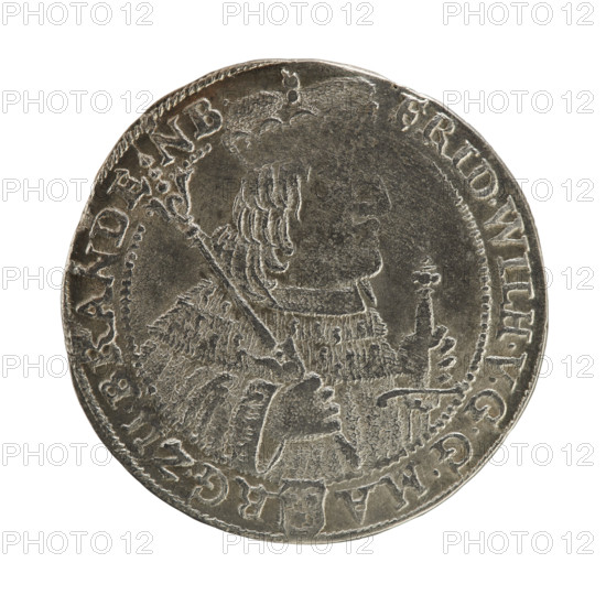 Noach Brettschneider, engraver; Jonasz Kazimierz Eulenburg, publisher. Obverse: male bust of Frederick William I Hohenzollern (Great Elector of Brandenburg; Duke of Prussia; 1620–1688) facing right in mitre and electoral mantle, holding a scepter in his right hand and left resting on a sword hilt; scepter and head divide inner border and inscription. Rim inscription divided by mitre: DHRRERTZ.C.UC.ZMIPR.ZGCUBH16. - 57. Under the ducal mitre, a five-field coat of arms with ornaments; on the left side of the shield the numerals 18; below, on both sides of the shield, the engraver’s mark N. - B.; rim also bears inscription divided by lessee’s sign FRID.WILH.VGGMA - RG.ZU.BRANDE - NB: Rw. Date: 1657. Place: Ducal Prussia, Königsberg. Object: coin; diameter 30.5 mm; weight 6.71 g; axis 0°.