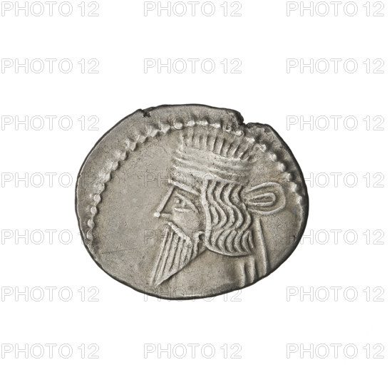 drachma, Vologases I (51–79). Obv.: bust of Vologases I left, wearing a diadem, with a long beard in a decorative robe. Rev.: Arsakes sitting on a throne, turned right, holding a bow in his hands, monogram below the bow. Arsakes I (King of Parthians; ca. 247–217 BC) — iconography, busts, Parthian Kingdom, bows (armed), diadems, Iran. Date: 51–79. Place: Parthia, Ecbatana, Iran. Coin: diameter 17.5 × 21.0 mm, weight 3.60 g.