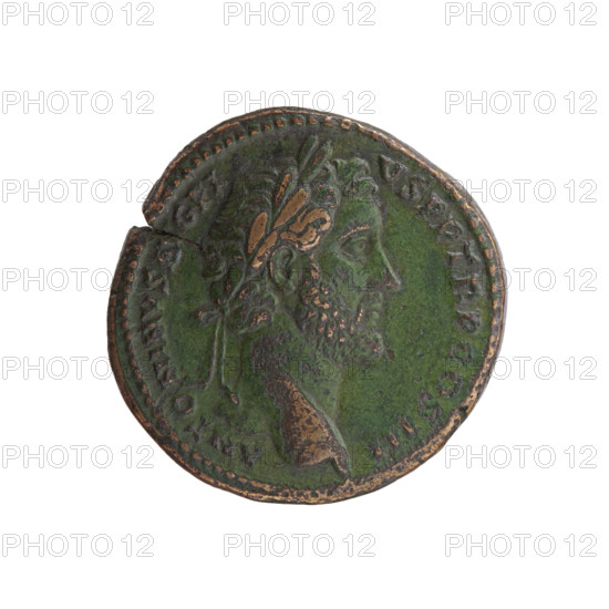 sestertius; Antoninus Pius (86–161; Roman emperor 138–161) issuer. Obverse: head of the emperor in a laurel wreath facing right, inscription ANTONINVS AVG PI - VS PP TR P COS III. Reverse: Concordia standing left, holding Victoria with a wreath in her outstretched right hand and a legionary sign in her left; inscription CONCORD, -, CITVVM; field marks S - C. Date: 140–144. Roman Empire (27 BC–476), Rome. Coin; diameter 31.5 mm; weight 24.25 g; axis 345°. Icons/personifications: Concordia, Victoria; legionary signs.