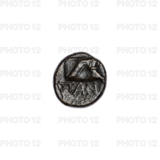 bronze coin, Pantikapaion; obverse: head of Athena in a Corinthian helmet facing right; reverse: prora (ship's prow) facing right, inscription at the bottom; imagery: Athena, ships, vessels, quivers; ca. 110 BC, Cimmerian Bosporus (Pantikapaion); coin; weight 1.99 g; axis 30°; dimensions 11.6 mm × 12.1 mm