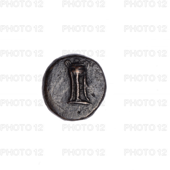 Bronze coin, Pantikapaion; obverse: tripod with cauldron, handles and lid; reverse: eight-pointed star with letters between the arms; end of 2nd–beginning of 1st century BC; Cimmerian Bosporus (Black Sea); weight 3.20 g; axis 30°; dimensions 15.1 × 14.4 mm.