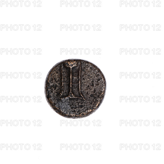 Bronze coin, Pantikapaion; obverse: tripod with cauldron, handles and lid; reverse: eight-pointed star with letters between the arms; end of 2nd–beginning of 1st century BC; Cimmerian Bosporus; weight 3.10 g; axis 30°; dimensions 13.9 × 14.4 mm.