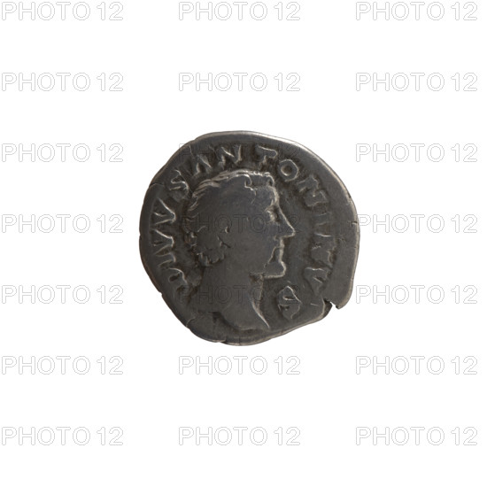 Denarius; issuers: Lucius Verus (130–169, Roman emperor 161–169), Marcus Aurelius (121–180, Roman emperor 161–180); posthumous depiction of Antoninus Pius (86–161, Roman emperor 138–161). Obverse: Head of Antoninus Pius without a covering facing right, legend 'DIVVS ANTONINVS' around. Reverse: Funeral pyre with four tiers, decorated with garlands and statues, with a quadriga on top, legend 'CON·RATIO' around. After 161 CE; Roman Empire, Rome. Coin (silver): diameter 17.5 mm, weight 2.70 g, axis 180°.