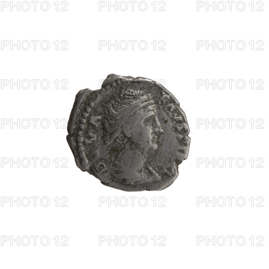 Denarius, posthumous issue for Faustina the Elder (98–141; Roman empress 138–141). Obverse: bust of Faustina I in drapery facing right, legend FAVSTI[A?] (fragmentary). Reverse: Juno in a veil stands frontally, head turned left, right hand raised holding a long scepter, legend (fragmentary) — AETER[NITAS?] (letters E R NITAS noted). Issuer: Antoninus Pius (86–161; Roman emperor 138–161). After 141 CE, Roman Empire, Rome. Bronze/AE? coin. Diameters noted 17.0 mm and 18.5 mm, weight 2.97 g, axis 180°.