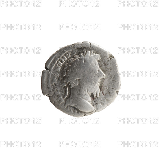 Denarius of Marcus Aurelius (121–180; Roman emperor 161–180). Obverse: Head of Marcus Aurelius with laurel wreath facing right; inscription IMP M ANTONINVS PIVS. Reverse: The emperor in priestly attire stands left, holding a patera above a tripod, beside which lies a bull; inscriptions and marks including COS III, episode dated 170–171, Rome, Roman Empire (27 BC–476). Coin; weight 3.11 g; diameter ~18.5–19.5 mm; axis 0°.